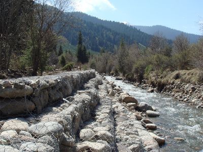 铅丝石笼用于新安江湖边至花山段河道治理工程